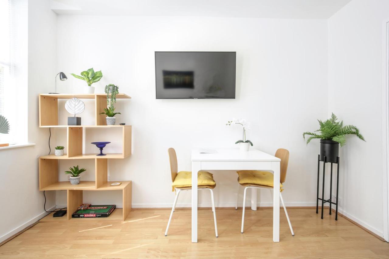 Perfect Centre Location - Historic Albion Mews Apartment *